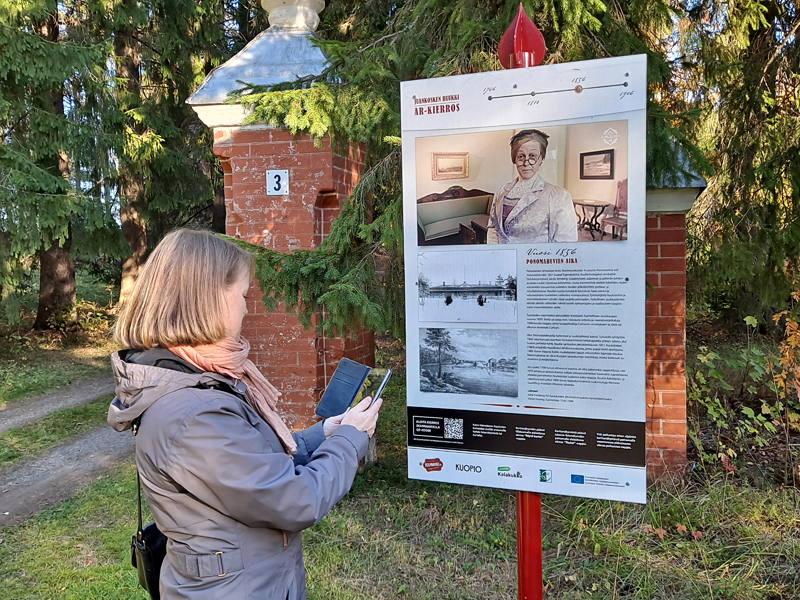 Museo Brunoun digitaalista draamaopastusta tutkimassa Kuva Marika Punamäki