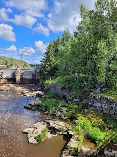 Jännittäviä yksityiskohtia kuvan paikalla olleesta luumyllystä, joka paloi vuonna 1929. Sen turbiinikammion aukko näkyy edelleen. Luumyllyssä jauhettiin eläinten luita, joista valmistettiin lannoitetta ja liimaa. Kuva: Aida Salmi-Vehmanen