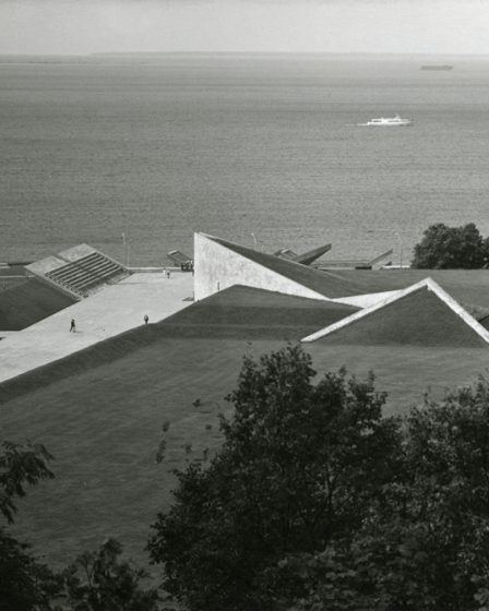 Maarjamäe memoriaal, panoraamvaade. Arhitekt Allan Murdmaa, obelisk Mart Port; skulptor Matti Varik; reljeefid Lembit Tolli