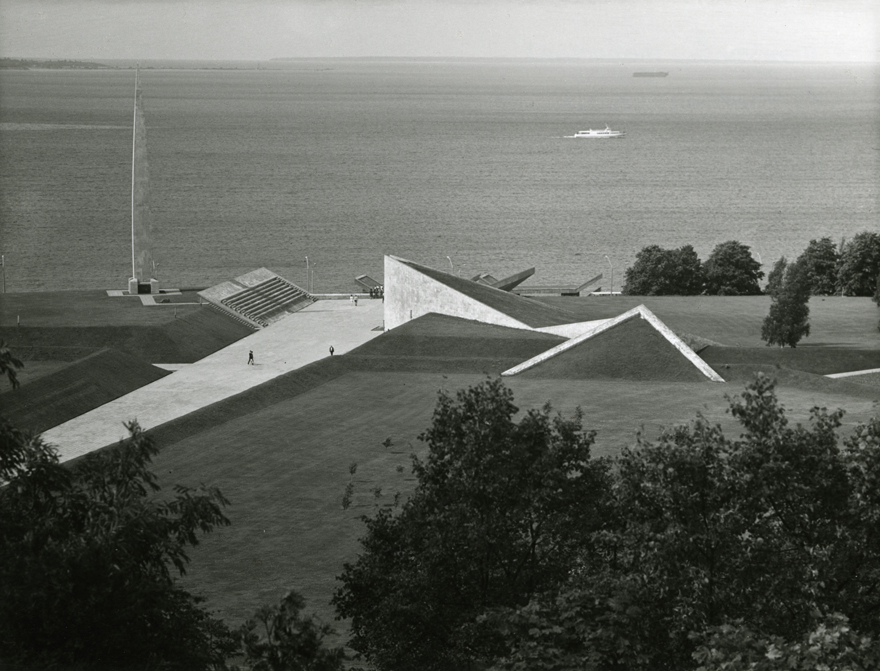 Maarjamäe memoriaal, panoraamvaade. Arhitekt Allan Murdmaa, obelisk Mart Port; skulptor Matti Varik; reljeefid Lembit Tolli