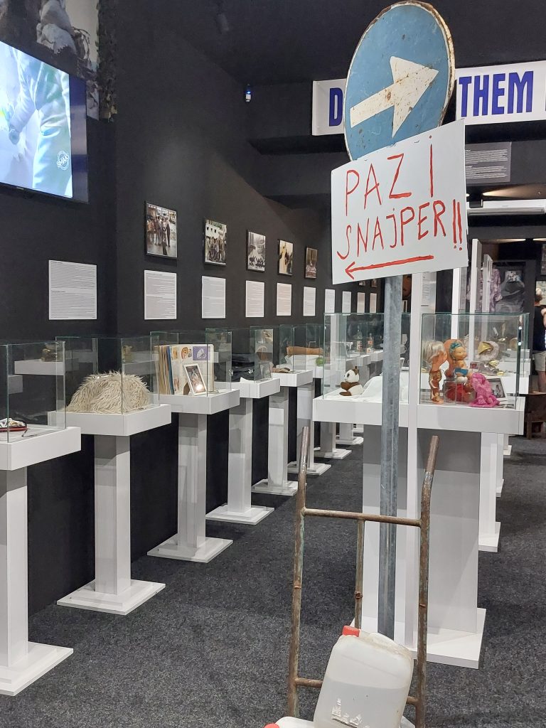 Pazi Snajper! Sarajevolainen kyltti varoittaa tarkka-ampujasta.