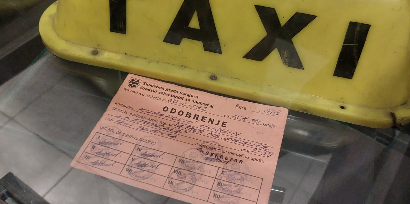 Taksi, jolla kuljetettiin loukkaantuneita ihmisiä sairaalaan Sarajevon piirityksen aikana.