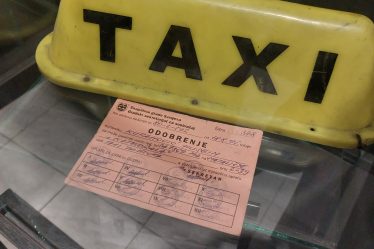 Taksi, jolla kuljetettiin loukkaantuneita ihmisiä sairaalaan Sarajevon piirityksen aikana.