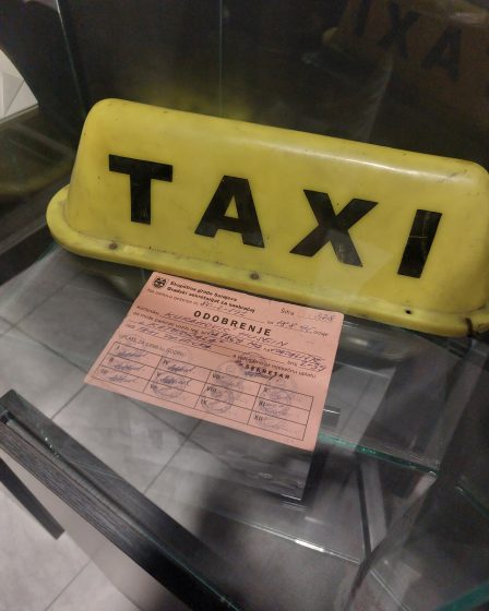 Taksi, jolla kuljetettiin loukkaantuneita ihmisiä sairaalaan Sarajevon piirityksen aikana.