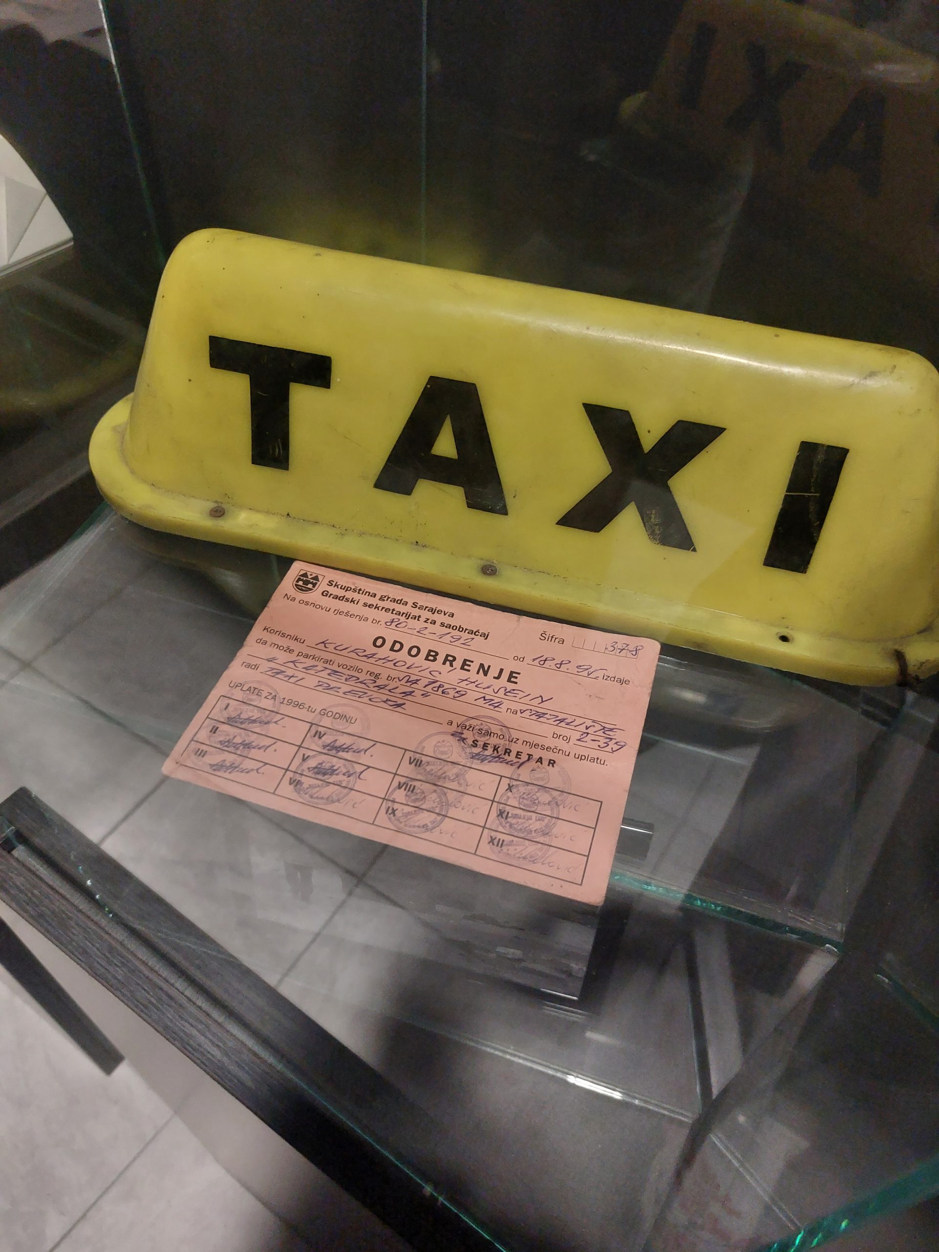 Taksi, jolla kuljetettiin loukkaantuneita ihmisiä sairaalaan Sarajevon piirityksen aikana.