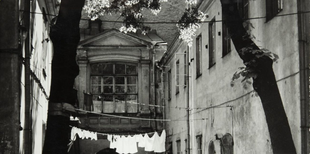 Näkymä kauppias Brummerin talon sisäpihalle historiallisessa korttelissa Helsingissä.